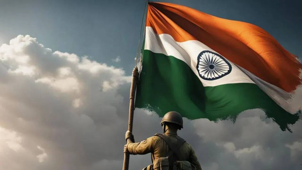 ध्वज फडकवण्याचे नियम : भारतातील सामान्य नागरिक आपल्या घरी राष्ट्रध्वज फडकवू शकतात का? हो, ते असं करू शकतात! पण काही नियमांचे पालन करणे आवश्यक आहे. भारतीय ध्वज संहिता 2002 मध्ये असे म्हटले आहे की कोणतीही व्यक्ती, राष्ट्रध्वज फडकावू शकते. तुम्ही तो कधीही फडकावू शकता, परंतु ध्वजाचा आदर राखला गेला पाहिजे. मात्र नंतर ध्वज संहितेत काही बदल करण्यात आले. सूर्यास्तानंतर तिरंगा फडकवता येत नाही. तो खाली उतरवावा लागतो. 