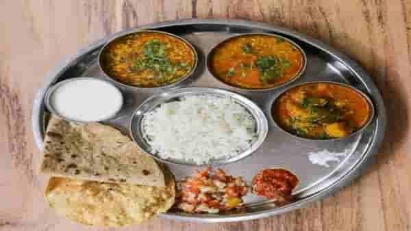 Vastu Shastra : जेवताना कधीच करू नका ही चूक, अन्यथा पश्चाताप कराल...