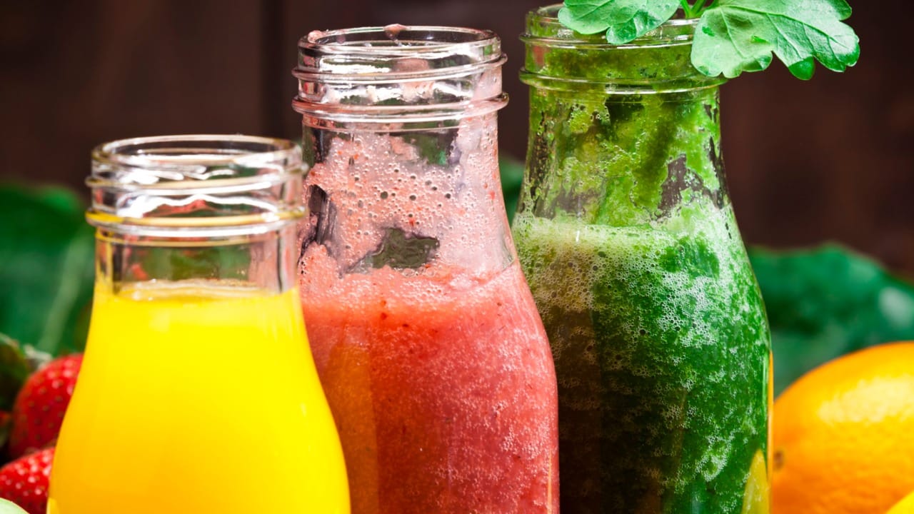 सकाळी ज्यूस प्यायल्याने शरीरातील इलेक्ट्रोलाइट्सची पातळी संतुलित राहते. मात्र रात्री झोपण्यापूर्वी फळांचा रस कधीही पिऊ नये. यामध्ये नैसर्गिक साखर (Fructose) असते, ज्यामुळे रक्तातील साखर वाढू शकते आणि झोपेत अडथळा येऊ शकतो.