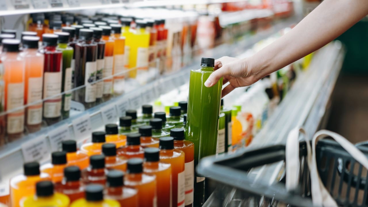 सकाळी रिकाम्या पोटी किंवा नाश्त्यासोबत ज्यूस घेतल्यास शरीरातील विषारी द्रव्ये बाहेर पडण्यास मदत होते. वर्कआउट किंवा व्यायामानंतर अर्ध्या तासाने ज्यूस पिणे फायदेशीर ठरते. यामुळे व्यायामादरम्यान खर्च झालेली ऊर्जा पुन्हा मिळते.