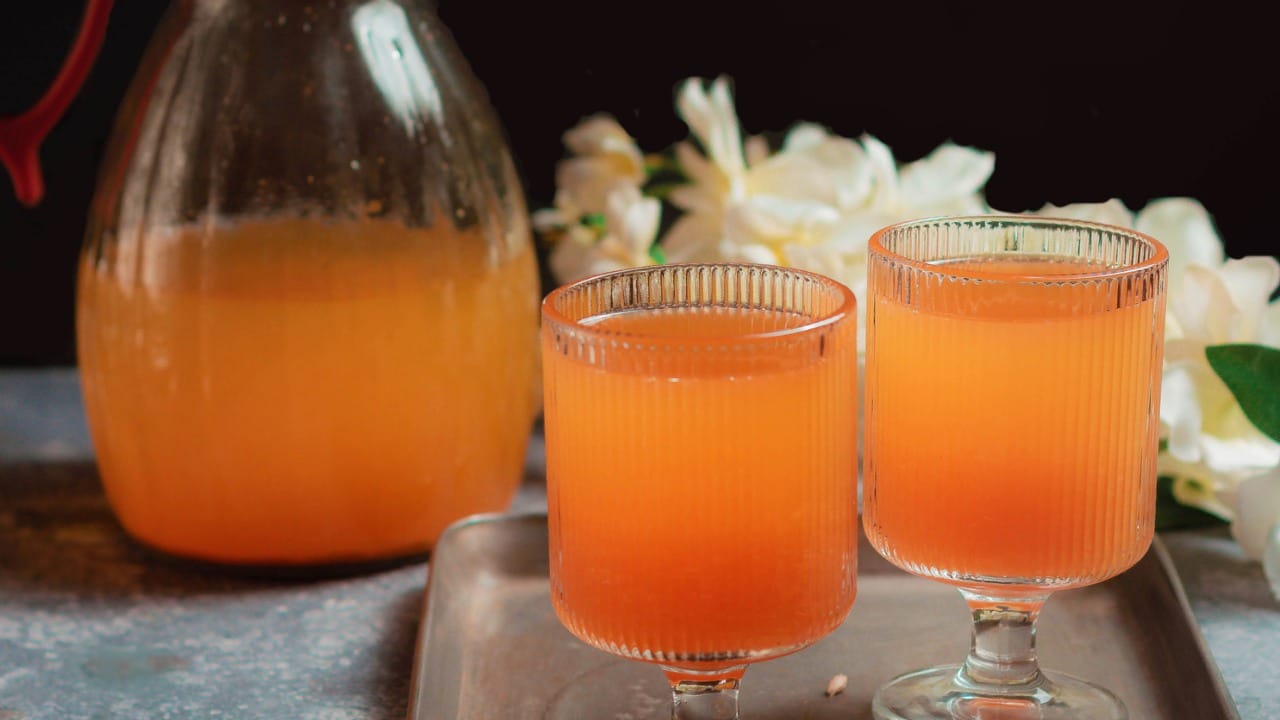 रात्री पचनसंस्था मंदावलेली असते. त्यासोबत जेवताना ज्यूस पिणे टाळावे, कारण यामुळे पचन प्रक्रियेत अडथळा निर्माण होऊन गॅस किंवा अपचनाचा त्रास होऊ शकतो. दरम्यान ज्यूसमध्ये वरून साखर घालणे टाळा.