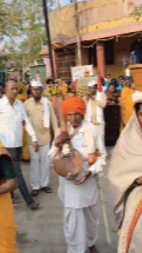 मुक्ताईनगरच्या कुऱ्हा येथून श्री संत गजानन महाराजांची पालखी शेगावला रवाना.