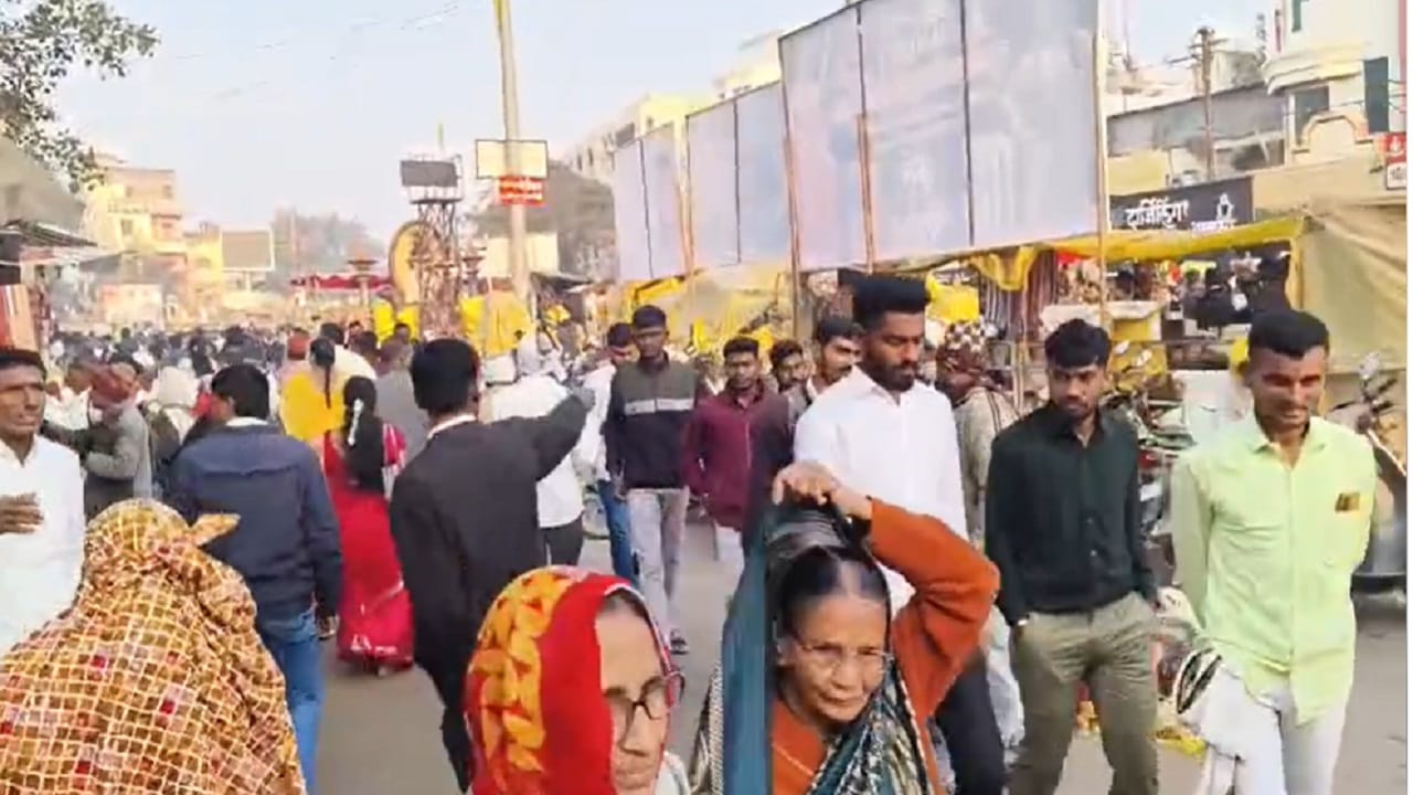  विदर्भाची पंढरी म्हणून ओळख असलेल्या शेगावच्या श्री संत गजानन महाजनांच्या दर्शनाने नवीन वर्षाची सुरुवात करणेसाठी देशाच्या कानाकोपऱ्यातून शेगावात लाखो भाविकांची गर्दी झालीय.