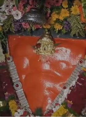 पुणे :अंगारकीनिमित्त अष्टविनायक लेण्याद्रीच्या गिरिजात्मज बाप्पाचा गाभारा आकर्षक फुलांनी सजला.