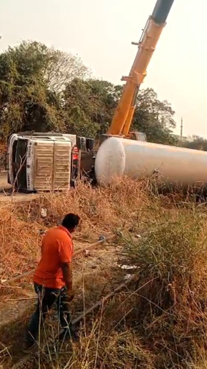 Mahul : अनधिकृत पार्किंगमुळे वाशीनाका-माहुल दरम्यान गॅस टँकर पलटला?