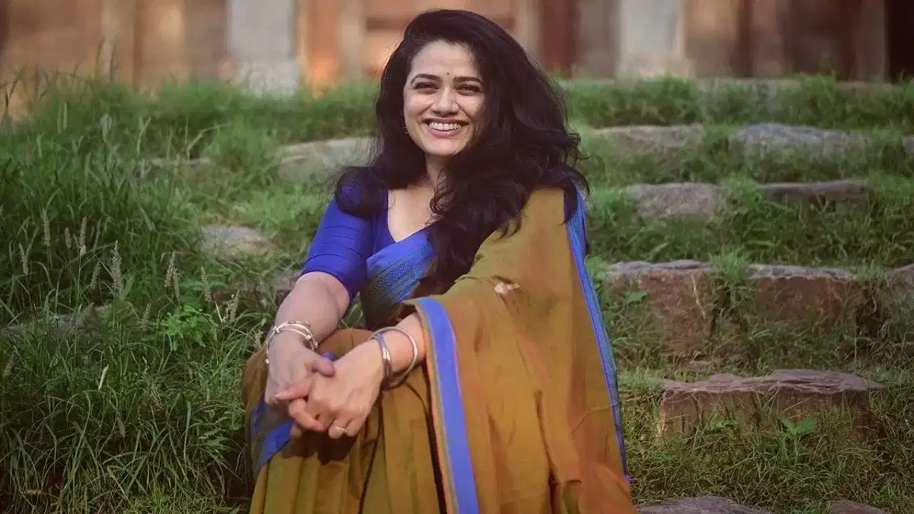 मराठी सिनेमाची नॅशनल क्रश बनलेली अभिनेत्री गिरिजा ओक सध्या सोशल मीडियावर सर्वत्र चर्चेत आहे. तिच्या साध्या स्वभावाने आणि उत्कृष्ट अभिनयाने चाहते प्रेमात पडले आहेत. गिरिजाच्या पडद्यावरील भूमिकांप्रमाणेच तिचे खरे आयुष्यही प्रेक्षकांना आवडते आहे. अनेक मुलाखतींमध्ये तिच्या वैयक्तिक जीवनाचे वेगवेगळे पैलू समोर आले आहेत.