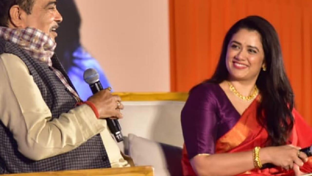 या कार्यक्रमासाठी गिरिजाने रॉ सिल्क साडी नेसली होती आणि आद्याचे दागिने घातले होते. गिरिजा नेहमीप्रमाणे अतिशय गोड दिसली आहे.