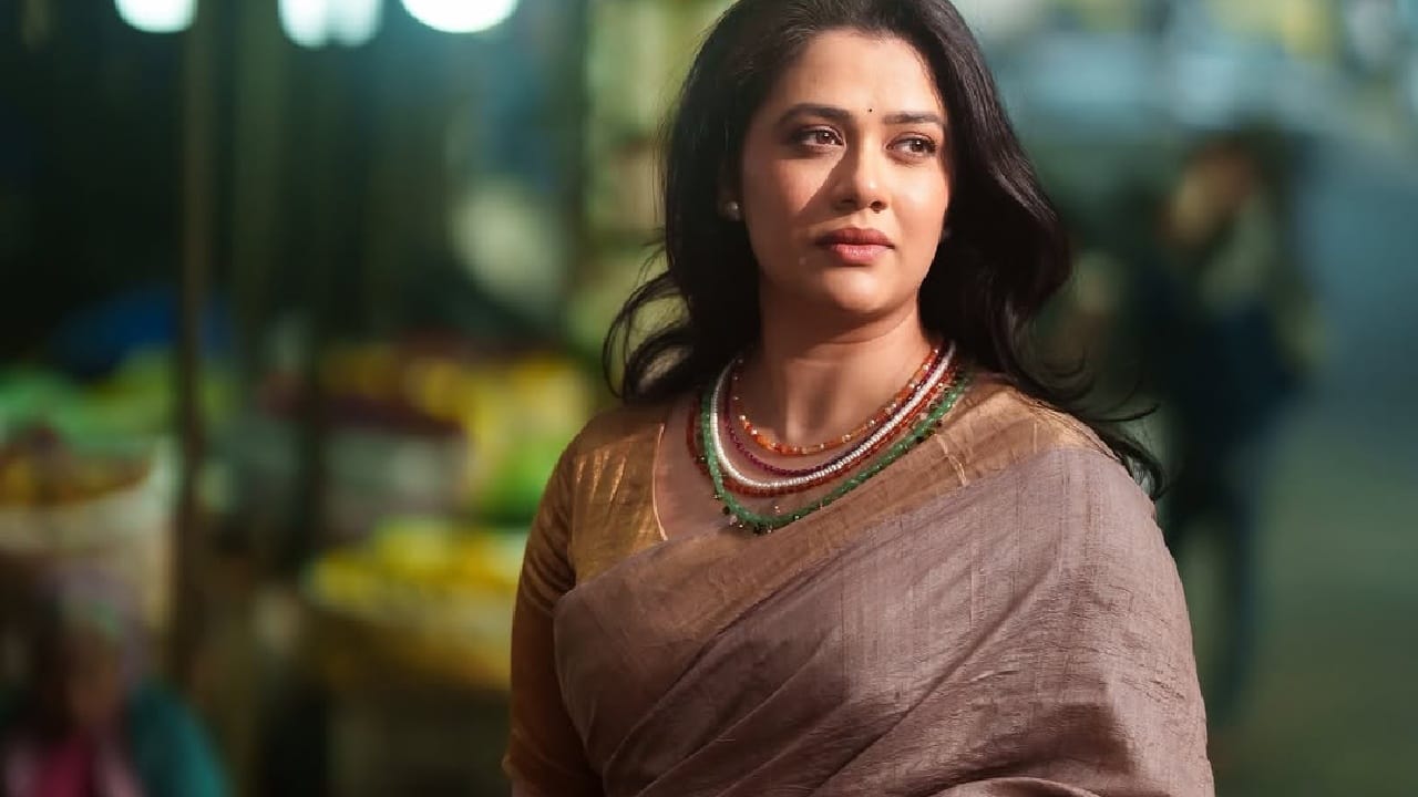 गिरिजाच्या या फोटोंवर चाहत्यांनी मोठ्या प्रमाणात लाईक्स आणि कमेंट्सचा वर्षाव केला आहे. अभिनयासोबतच फॅशन सेन्समुळेही गिरिजा नेहमीच चर्चेत असते हे पुन्हा एकदा तिने सिद्ध केलं आहे.