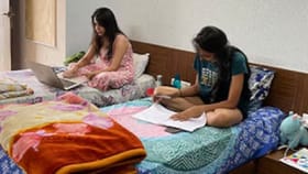 बॅचलर मुलींच्या रुममध्ये लावलाय हा शेवटचा नियम; मुलांनी न वाचलेला बरा!.