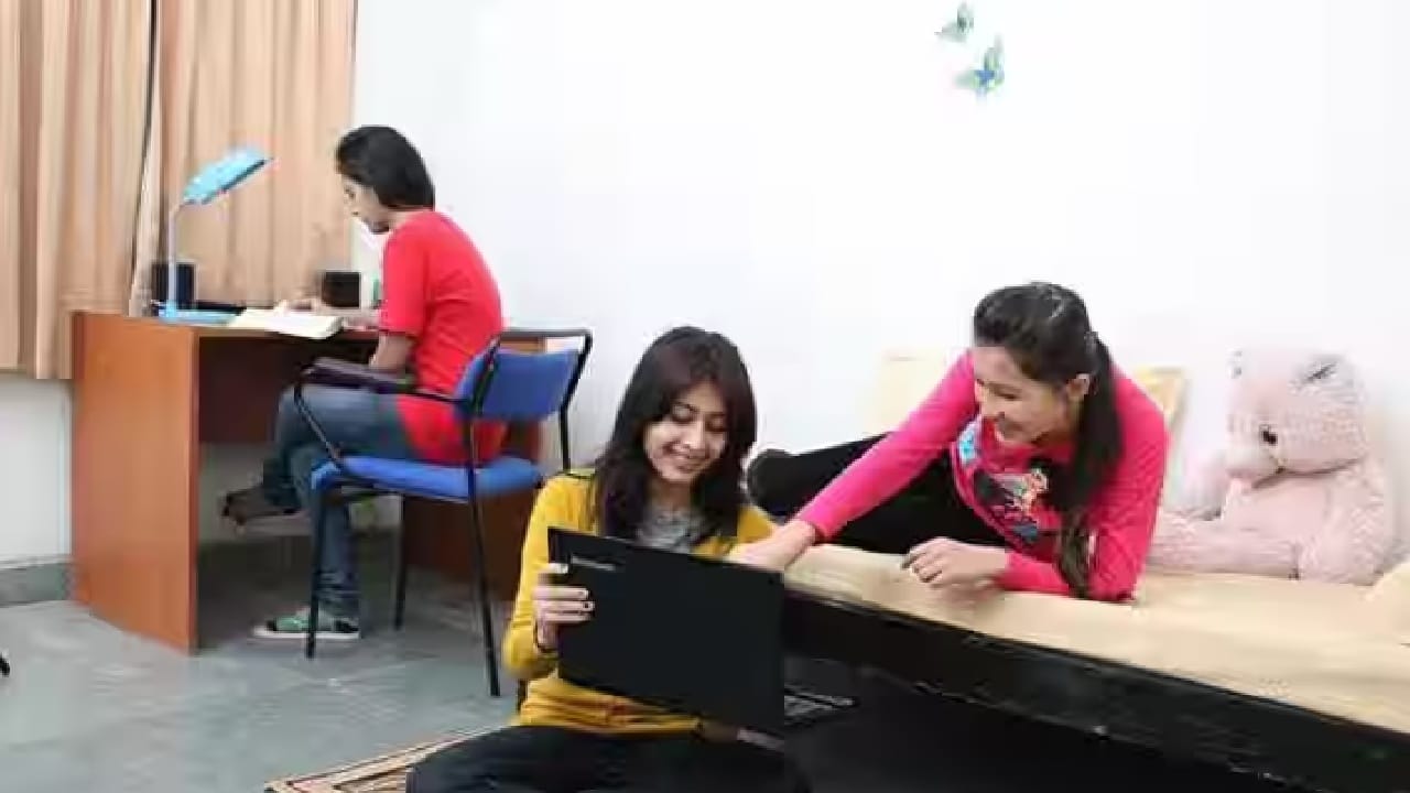 बॅचलर लाईफमध्ये मुलं-मुली असा भेदभाव नसतो. सगळे जण एकमेकांवर अवलंबून असतात. मात्र, एकत्र राहताना शिस्त राखण्यासाठी काही नियम करावेच लागतात.