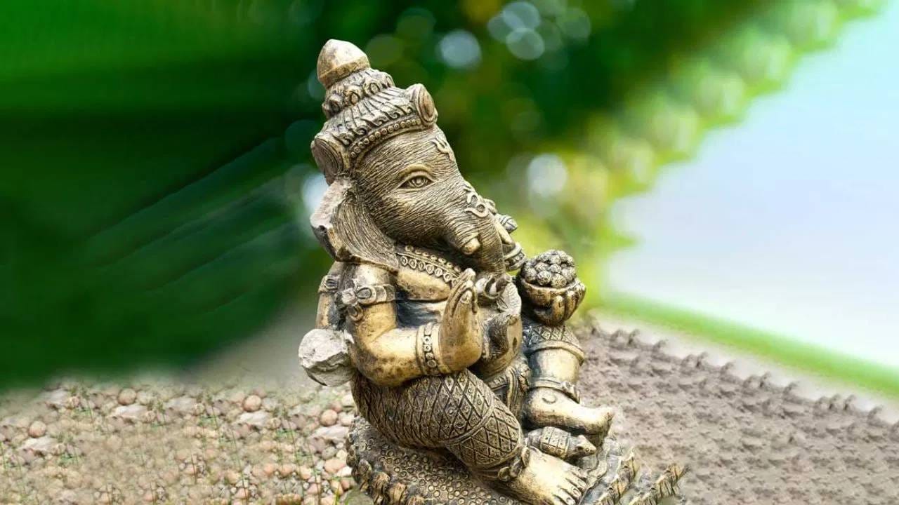 तुटलेल्या मूर्ती : सकाळी उठल्यावर देव-देवतांच्या तुटलेल्या मूर्ती पाहणे किंवा त्यांना स्पर्श करणे देखील टाळावे.  तुटलेल्या मूर्ती घरातील नकारात्मक ऊर्जा वाढवतात. तुटलेल्या मूर्ती पवित्र नदीत विसर्जित कराव्यात.   ( डिस्क्लेमर : वरील माहिती उपलब्ध स्रोतावरून देण्यात आलेली आहे. याच्या तथ्यांबद्दल आम्ही कुठलाही दावा करीत नाही, तसेच अंधश्रद्धेला दुजोरा देत नाही)