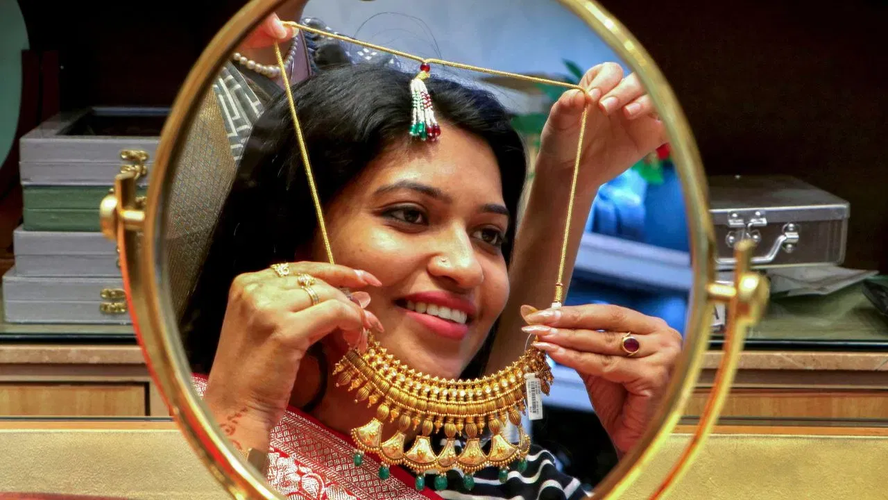 ३ जानेवारीला भारतात २४ कॅरेट सोन्याच्या किंमतीत ३८० रुपयांची घसरण झाली असून आता प्रती १० ग्रॅमचा दर १,३५,८२० रुपये आणि १०० ग्रॅमसाठी १३,५८,२०० रुपये आहे. त्याचप्रमाणे २२ कॅरेट सोन्याचा दर ३५० रुपये घसरून १० ग्रॅमसाठी १,२४,५०० रुपये आणि १०० ग्रॅमसाठी १२,४५,००० रुपये आहे. मात्र, आज १८ कॅरेट सोन्याचा १० ग्रॅम दर २८० रुपये वाढून १,०१,८७० रुपये झाला आहे, तर १०० ग्रॅमची किंमत १०,१८,७०० रुपये आहे.