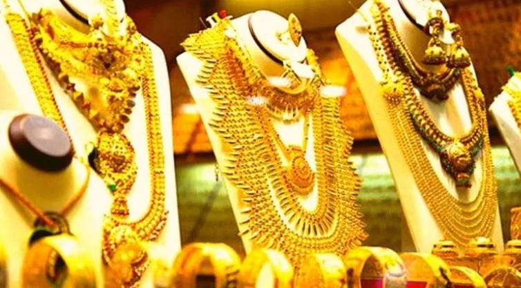 नव्या वर्षात सोन्याचा भाव दीड लाखांच्या तर चांदीचा भाव हा अडीच लाख रुपयांच्याही पुढे जाण्याची शक्यता व्यक्त केली आहे. कधी-कधी या दोन्ही धातूंचा भाव धाडकन खाली घसरल्याचे दिसतेय. तर कधी बाजार सुरू होताच सोन्याचा भाव थेट शिखर गाठताना दिसतोय. आज पुन्हा सोन्याचा भाव चांगलाच वाढला आहे.