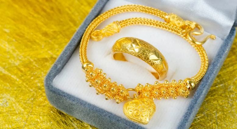 दरम्यान सुनर्णनगरी म्हणून ओळख असलेल्या जळगावाच्या सराफा बाजारात सोने चांदीच्या भावात मोठी उलथापालथ झाली आहे. सोन्याच्या दरात 1600 रुपयांची तर चांदीच्या दरात तब्बल 4 हजार रुपयांची वाढ झाली आहे. त्यामुळे सोन्याच्या भावाने थेट शिखर गाठले आहे.