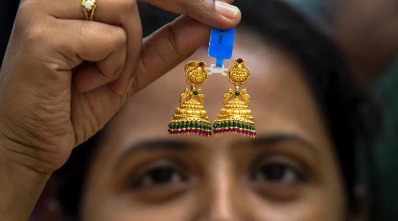 या नव्या भावानंतर आता सोन्याचा दर जीएसटी सह 1 लाख 39 हजार 668 रुपये प्रति 10 ग्रॅमवर पोहोचला आहे. तर चांदीचा दर जीएसटीसह तब्बल 2 लाख 47 हजार 200 रुपये प्रति किलोवर गेला आहे. त्यामुळे आता लवकरच चांदीचा भाव हा अडीच लाख रुपयांच्या पुढे तर सोन्याचा भाव हा दीड लाखांच्या पुढे जाण्याची शक्यता व्यक्त केली जात आहे.