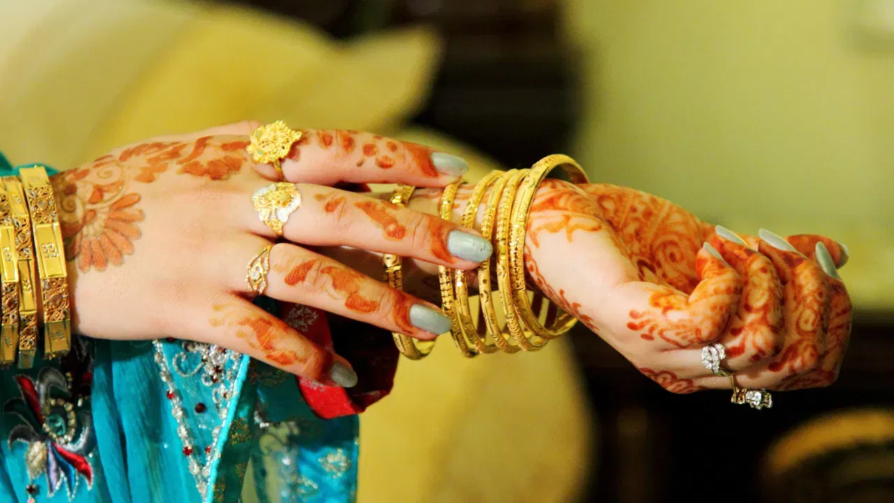 गेल्या काही दिवसांपासून सोन्याच्या आणि चांदीच्या भावामध्ये प्रचंड वाढ होताना दिसत आहे. सतत वाढ होत असली तरीही सोन्याची खरेदी मात्र कमी होताना दिसत नाही. आज ही बातमी सर्वांना दिलासा देणारी आहे. कारण सोन्याचे भाव चांगलेच घरसले आहेत.