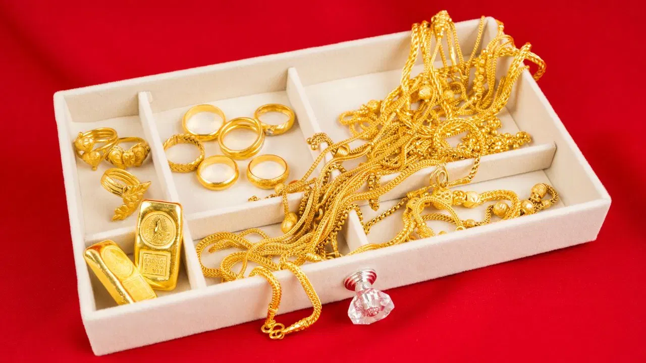 भारतीय संस्कृतीमध्ये सोने आणि चांदींच्या दागिन्यांना प्रचंड महत्त्व दिले जाते. प्रत्येक आनंदाच्या क्षणी किंवा सण-उत्सव साजरे करताना महिला तसेच पुरुष अंगावर सोन्याचे दागिने घालतात. पण गेल्या काही दिवसांपासून सोन्याच्या भावाने आकाशाला स्पर्श केला आहे. आज सोन्याच्या भाव किती आहे जाणून घ्या...