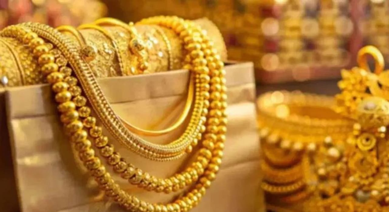 गेल्या अनेक दिवसांपासून सोने आणि चांदीच्या भावात सातत्याने वाढ होताना दिसत आहे. 2025 सालात तर या दोन्ही मौल्यवान धातूंची किंमत तुफान वाढली. आता नव्या वर्षातही सोन्याचा भाव वाढतानाच दिसतोय. त्यामुळेच वर्षभरात सोनं वाढणार तरी किती? असा प्रश्न विचारला जातोय.