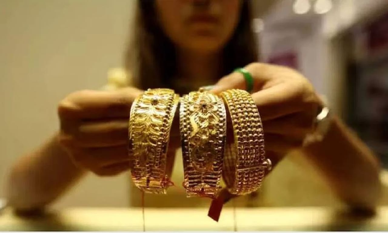 गेल्या अनेक दिवसांपासून सोने आणि चांदीच्या भावात मोठे-चढउतार पाहायला मिळत आहेत. नव्या वर्षात सोन्याचा भाव आणखी वाढणार असल्याचे सांगितले जात आहे. परंतु या अंदाजांना चुकीचे ठरवत नव्या वर्षाच्या पहिल्याच दिवशी सोन्याचा भाव घसरला आहे. सोन्यासोबतच चांदीचा भावही खाली आला आहे. 