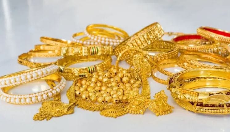 सोन्याच्या भावात 7 जानेवारी रोजी थोडीशी घट झालेली पाहायला मिळाले. इंडियन बुलियन  अँड ज्वेलर्स असोशिएनशनने सांगितल्यानुसार 6 जानेवारी रोजी 22 कॅरेट सोन्याचा भाव 125181 रुपये प्रति 10 ग्रॅमवर पोहोचला होतो. 