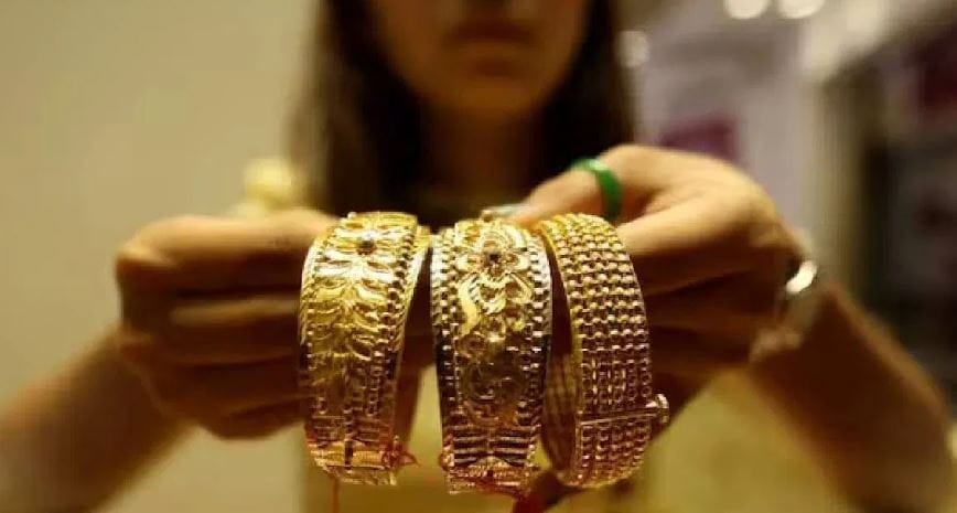 सध्याची स्थिती पाहता वर्षभरात सोन्याच भाव खूपच वाढण्याची शक्यता व्यक्त केली जात आहे. त्यामुळेच सुरक्षित गुंतवणुकीच्या दृष्टीने सोने आणि चांदी हा चांगला पर्याय असल्याचे म्हटले जात आहे. 2025 या सालात सोन्याने तब्बल 66 टक्क्यांनी रिटर्न्स दिलेले आहेत. 