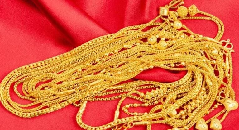 बुधवारी म्हणजेच 7 जानेवारी रोजी हाच भाव 125139 रुपये प्रति 10 ग्रॅमवर पोहोचला आहे. चांदीचा भाव तब्बल 2 हजार 800 रुपये प्रति किलोवर पोहोचला आहे. मंगळवारी 24 कॅरेट सोन्याचा भाव 136660 रुपये प्रति 10 रुपये होता. 