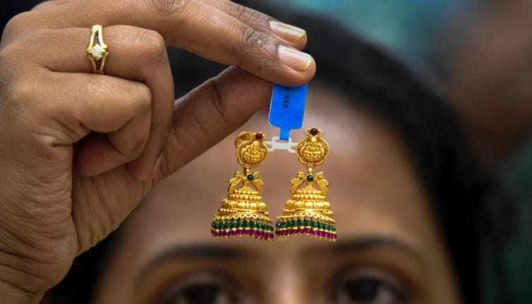 तर चांदीने वर्षभरात 171 टक्क्यांनी रिटर्न्स दिले आहेत. तज्ज्ञांच्या मते आगामी काळात सोनं आंतरराष्ट्रीय बाजारात 5000 डॉलर प्रति औंसवर जाण्याची शक्यता आहे. भारतीय रुपयांत सांगायचे झाल्यास सोन्याचा भाव भविष्यात 1.70 लाख रुपये ते 2 लाख रुपये प्रति 10 ग्रॅमपर्यंत जाण्याची शक्यता आहे. 