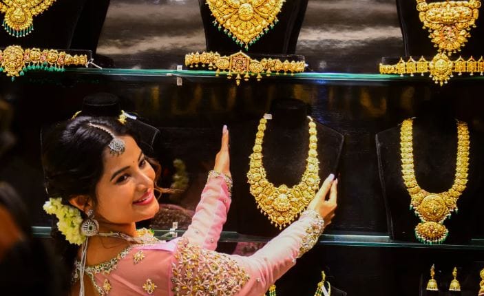 चांदीचा भावदेखील भविष्यात 100 डॉलर्स प्रति औंसपर्यंत वाढण्याची शक्यता आहे. म्हणजेच चांदीचा भाव 2.8 लाख रुपये ते 3.3 लाख रुपये प्रति किलोवर जाऊ शकतो. त्यामुळे भविष्यात सोने आणि चांदीमध्ये केलेली गुंतवणूक फायदेशीर ठरण्याची शक्यता व्यक्त केली जात आहे. 