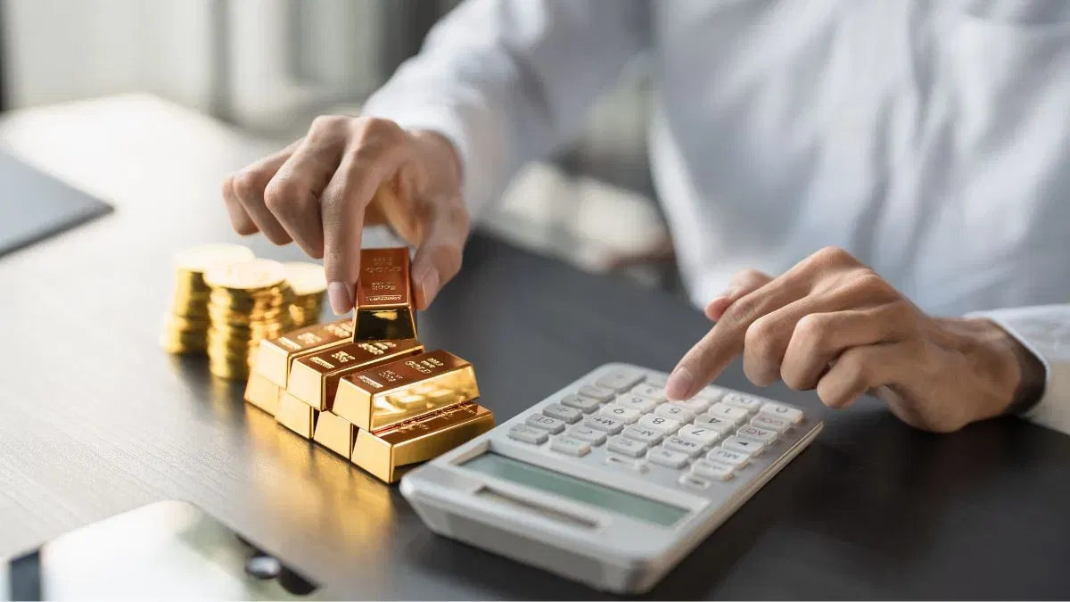 सध्या भारतात सोन्याचा भाव प्रति १० ग्रॅम १.६२ लाख रुपये पेक्षा जास्त आहे. हे सर्व भाकित बाजारातील अनिश्चितता आणि सुरक्षित गुंतवणुकीची मागणी दर्शवतात. मात्र, गुंतवणूक करण्यापूर्वी तज्ज्ञ सल्ला घेणे आणि जोखीम समजून घेणे आवश्यक आहे.