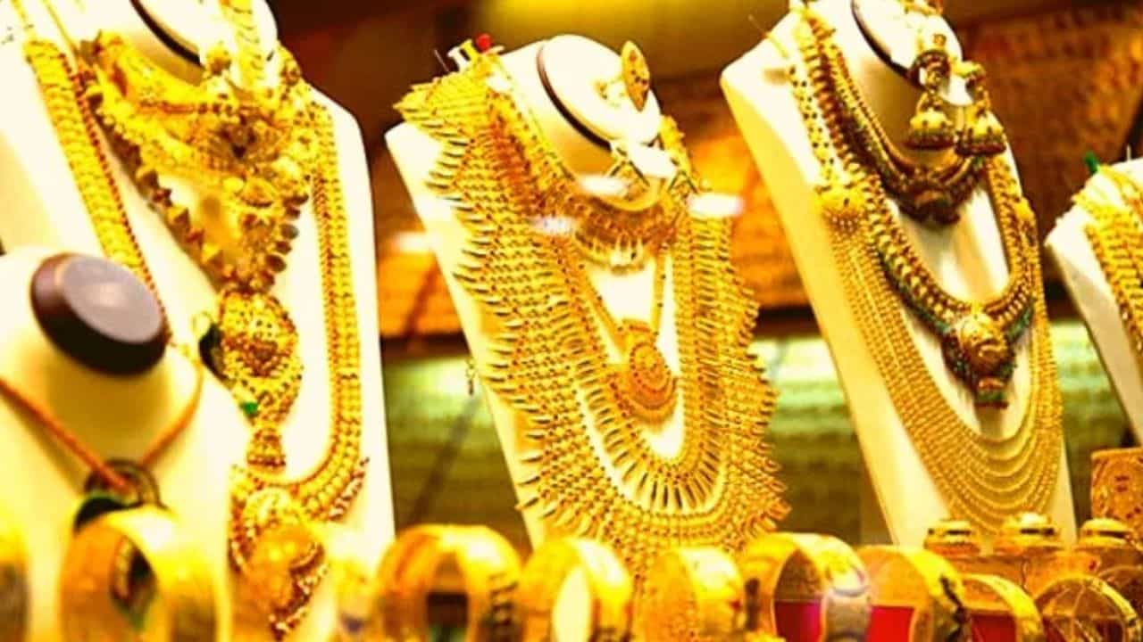 Gold Rate Updates : यंदाच्या वर्षात सोन अडीच लाखांच्या घरात जाणार? काय आहेत सध्याचे दर?