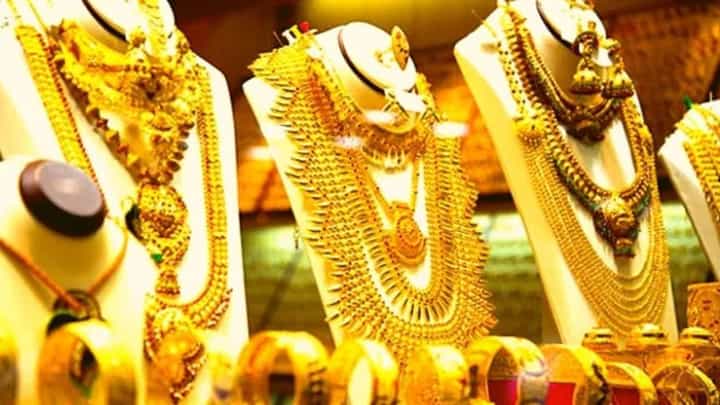 Gold Rate Updates : यंदाच्या वर्षात सोन अडीच लाखांच्या घरात जाणार? काय आहेत सध्याचे दर? Gold Rate Updates : यंदाच्या वर्षात सोन अडीच लाखांच्या घरात जाणार? काय आहेत सध्याचे दर?