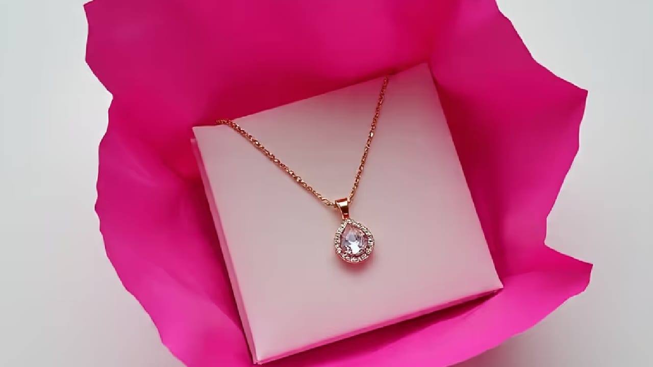 भारतामध्ये पिढ्यान्पिढ्या एक गोष्ट अगदी हमखास पाहायला मिळते. ती म्हणजे सोनं किंवा चांदी खरेदी करताना ते गुलाबी कागदात लपेटून देणं.