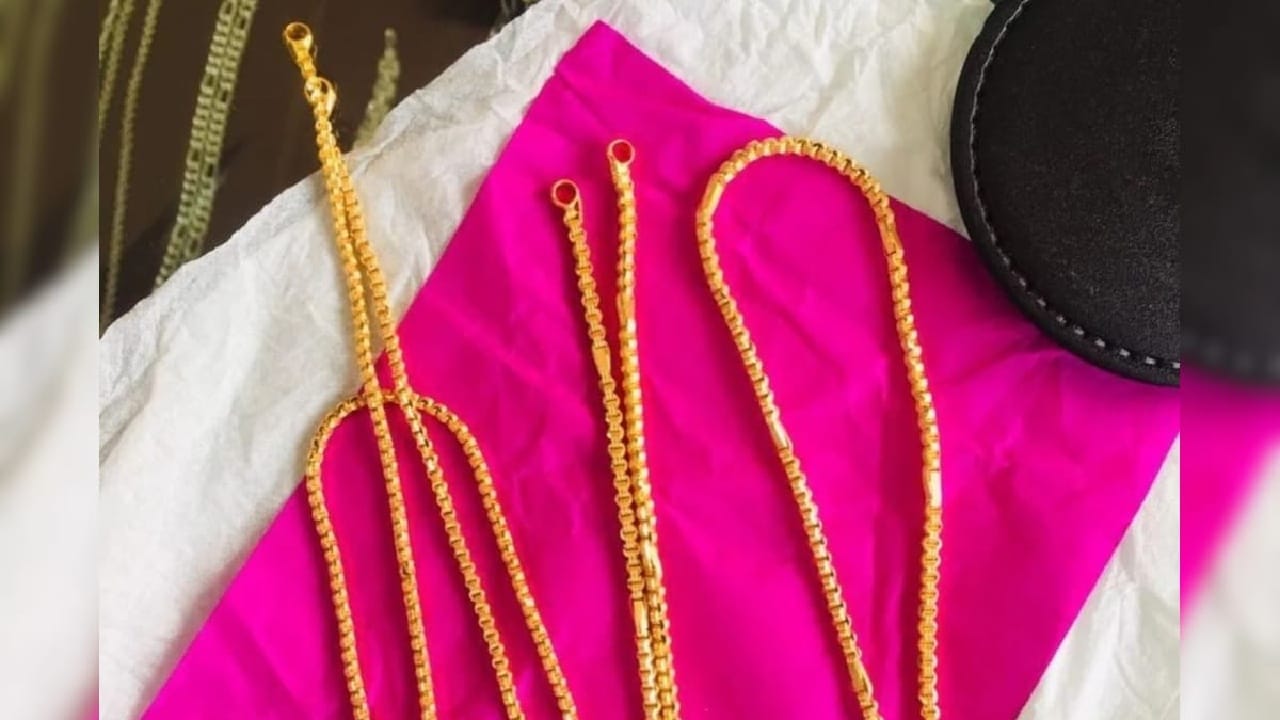 लहान शहरांमधील पारंपरिक सोनार असोत किंवा मोठ्या ब्रँडेड ज्वेलरी शोरूम्स, ही परंपरा आजही तशीच सुरू आहे. बहुतांश ग्राहक याकडे केवळ सवय किंवा साधी पॅकिंग पद्धत म्हणून पाहतात.