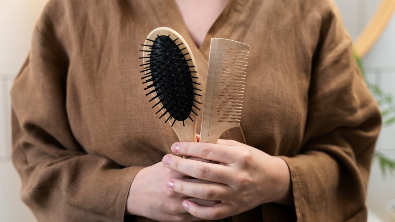 आपल्या भारतीय संस्कृतीत आणि शास्त्रात घराच्या सुख-शांतीसाठी अनेक छोटे-छोटे नियम सांगितले आहेत. त्यापैकीच एक महत्त्वाचा नियम म्हणजे महिलांच्या केसांची निगा आणि ते विंचरण्याची योग्य वेळ. जुन्या काळापासून आपली आजी किंवा आई रात्री केस विंचरण्यास किंवा ते मोकळे सोडण्यास मनाई करायचे. त्यामागे नेमकं काय कारणं आहे, हे आज आपण सोप्या भाषेत समजून घेऊया.