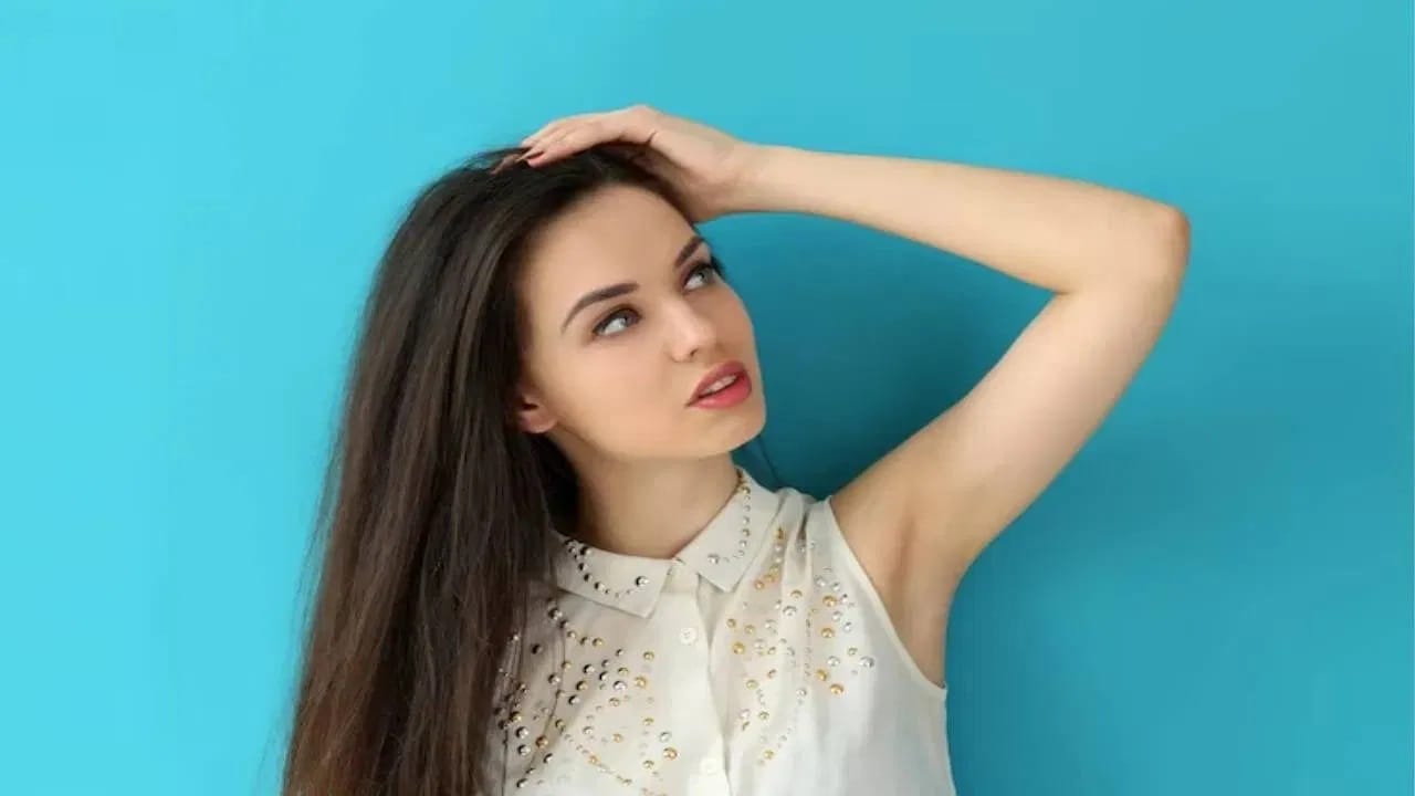 सर्वात नैसर्गिक आणि सर्वोत्तम तेलांच्या यादीत नारळ तेल सर्वात वरचे आहे. तुम्ही आठवड्यातून दोन ते तीन वेळा केसांना शुद्ध नारळ तेल लावू शकता.