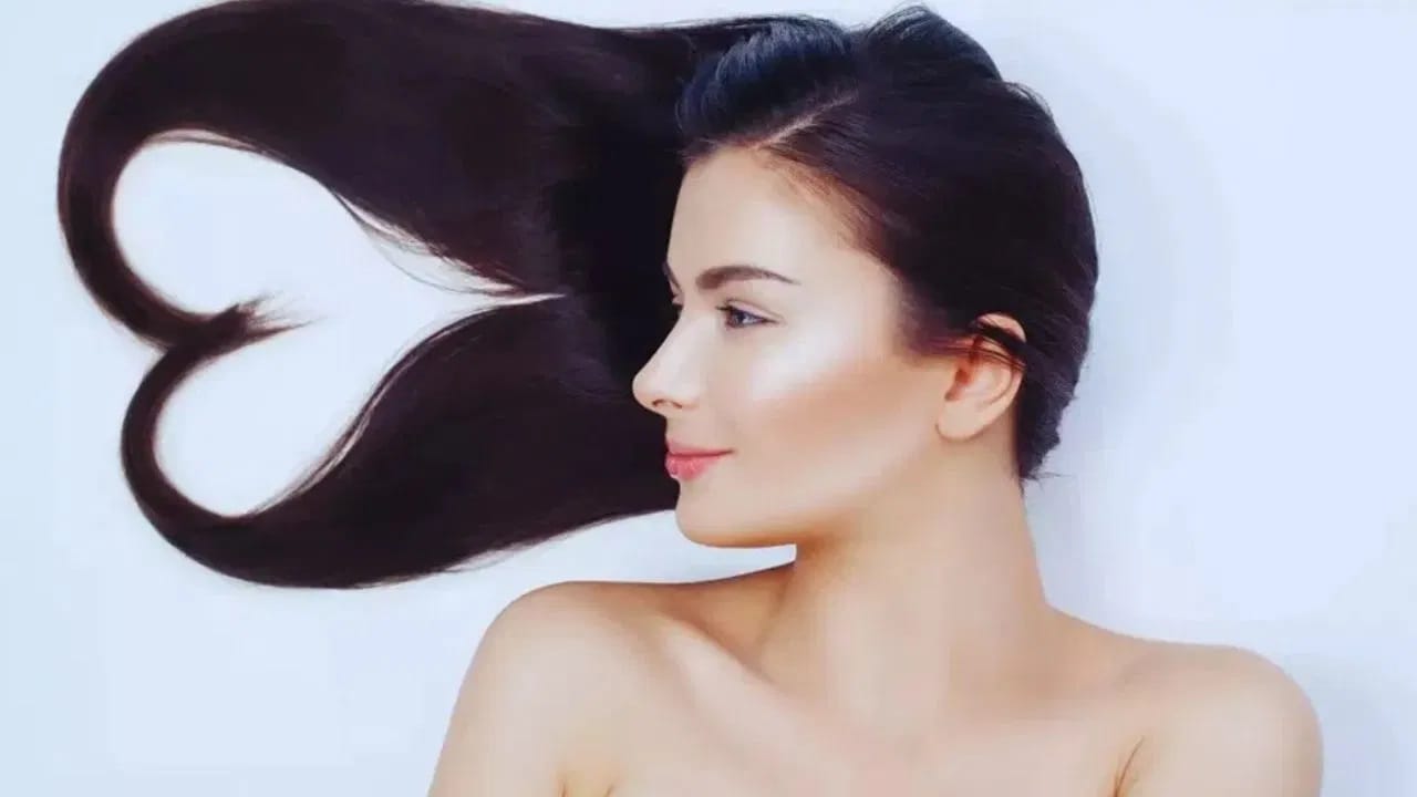 नारळाचे तेल केसांना पोषण देते आणि ते खूप मजबूत बनवते. नारळाचे तेल लावल्याने केसांना नैसर्गिक चमक येते आणि कोंडा देखील दूर होतो.