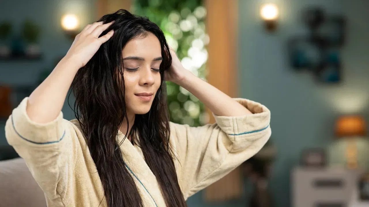 नारळाचे तेल वापरणे फायदेशीर आहे पण त्यात काही नैसर्गिक घटक मिसळल्याने ते अधिक प्रभावी होऊ शकते. मेथीच्या दाण्यांमध्ये मिसळून नारळाचे तेल लावणे केसांसाठी खूप फायदेशीर मानले जाते.