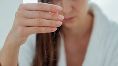 हिवाळ्यात या चुकांमुळे केसगळतीच्या समस्या वाढतात....