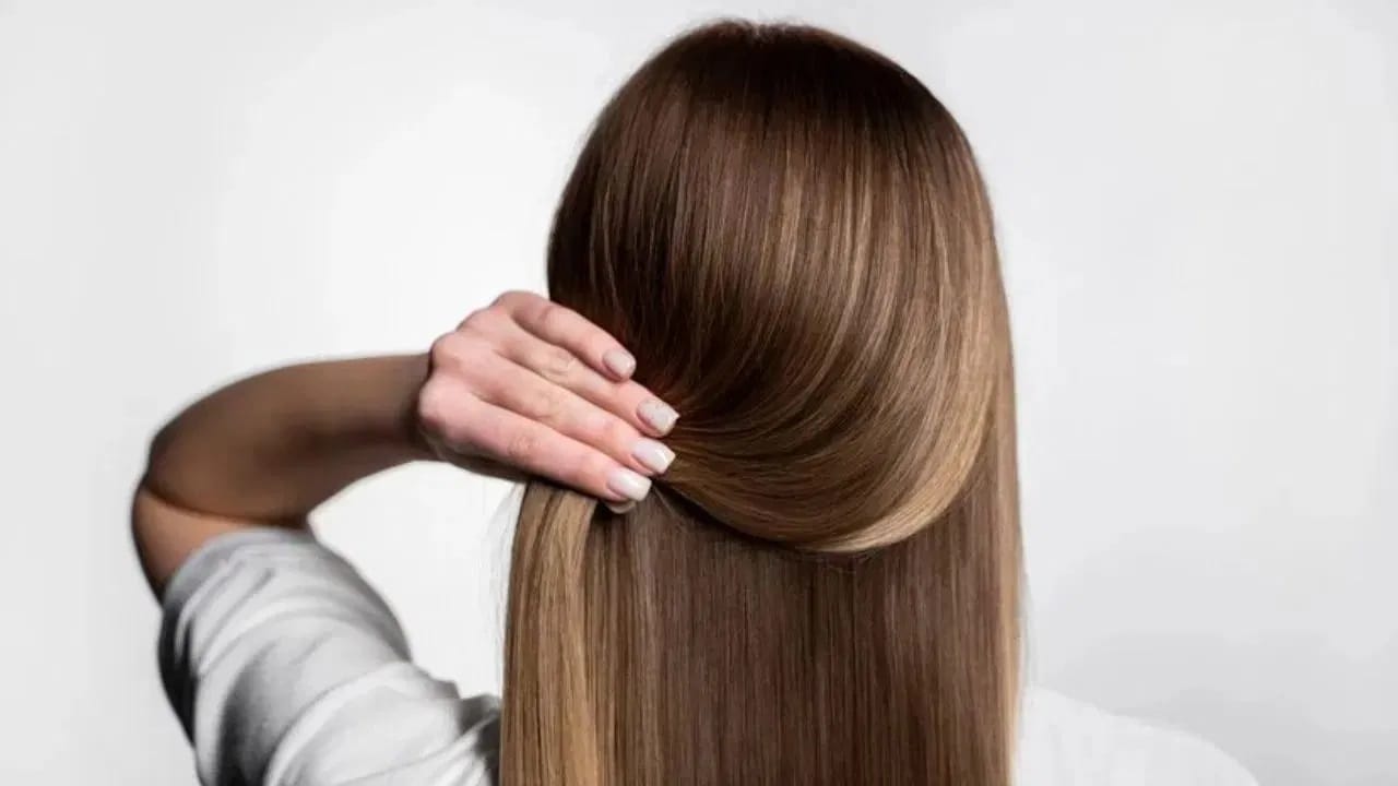 केसांची लांबी वाढवण्यासाठी तुम्ही तांदळाचे पाणी देखील लावू शकता. हे विशेषतः कोरड्या केसांची समस्या दूर करण्यास मदत करते.  नारळाच्या तेलात काळोजीचे बियाणे (काळे जिरे) मिसळल्याने केसांची वाढ सुधारते. यामुळे केस पांढरे होण्याची समस्या दूर होण्यास मदत होते.