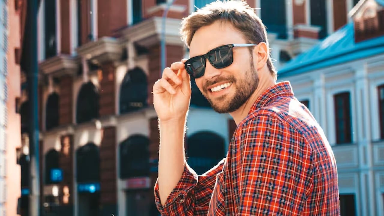 जर तुम्हालाही हा प्रश्न पडला असेल तर ही बातमी खास तुमच्यासाठी आहे. इन्फोडेक्स या आंतरराष्ट्रीय प्लॅटफॉर्मने जगातील 25 देशांतील सर्वात हँडसम पुरुषांची यादी जाहीर केली आहे. या यादीत जपान, दक्षिण कोरिया, पाकिस्तान, स्पेनसह भारताचाही समावेश आहे. 