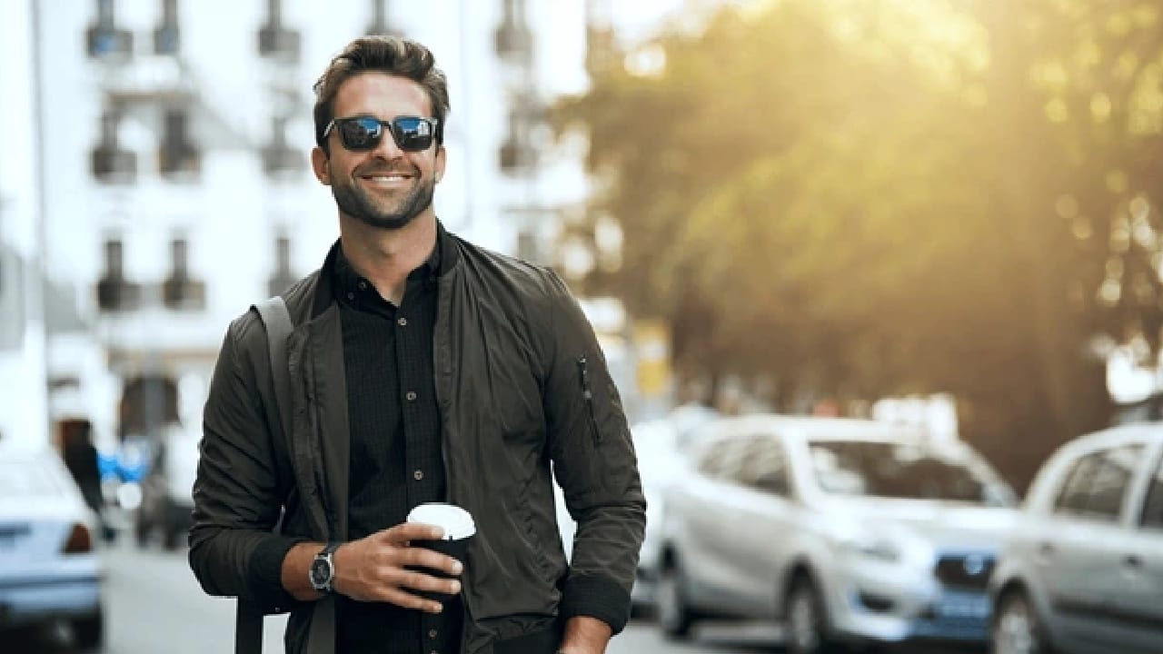 या यादीत भारताला 7 वा क्रमांक मिळाला आहे ही बाब देशासाठी अभिमानाची आहे. भारतात विविधतेमुळे वेगवेगळ्या प्रकारचे आकर्षक पुरुष पाहायला मिळतात. कुणाच्या निळ्या किंवा तपकिरी डोळ्यांमुळे आकर्षण वाढतं तर कोणाची त्वचा महिलांना भुरळ घालते. 