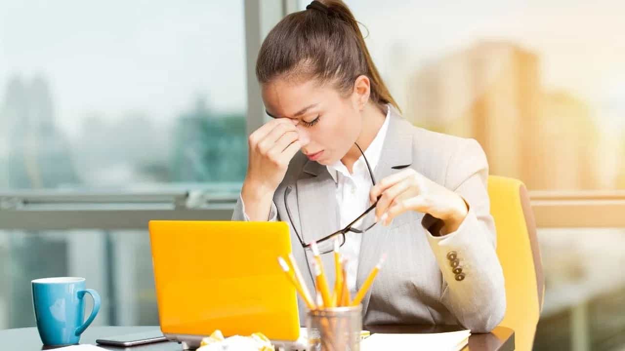 डॉ. एल.एच. घोटकर स्पष्ट करतात की थंड हवा आणि थंडी मेंदूतील नसा दाबू शकतात. यामुळे डोकेदुखी सामान्य होते. जास्त वेळ थंडीत राहिल्याने वेदना वाढू शकतात. हिवाळ्यात हवा कोरडी असते आणि लोक कमी पाणी पितात. यामुळे डिहायड्रेशन, मेंदू आणि नसांवर ताण वाढतो आणि डोकेदुखी होते. म्हणून, पुरेसे पाणी पिणे महत्वाचे आहे.