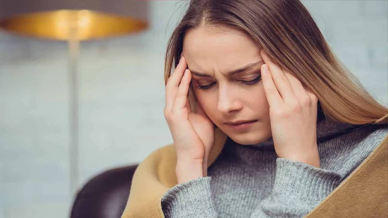 पुरेसे पाणी न प्यायल्याने डोकेदुखी देखील होऊ शकते. जेव्हा शरीरात पाण्याची कमतरता होते, तेव्हा अचानक डोकेदुखी होते. यामुळे पुरेसे पाणी पिणे आवश्यक आहे. 