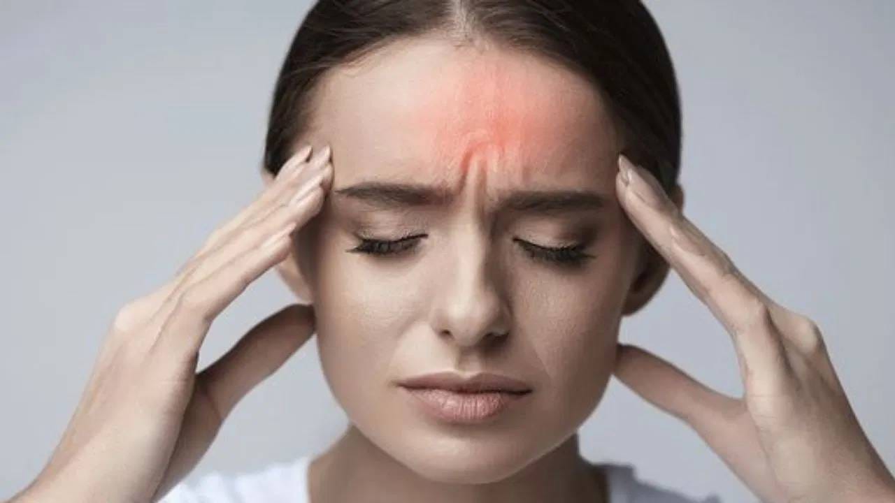 धावपळीच्या जीवनशैलीमध्ये आपल्याकडून अगदी छोट्या छोट्या काही चुका होतात. ज्यामुळे त्याचा थेट आरोग्यावर गंभीर परिणाम होतो. डोकेदुखी होतेय हे आपण बऱ्याचदा ऐकतो. 