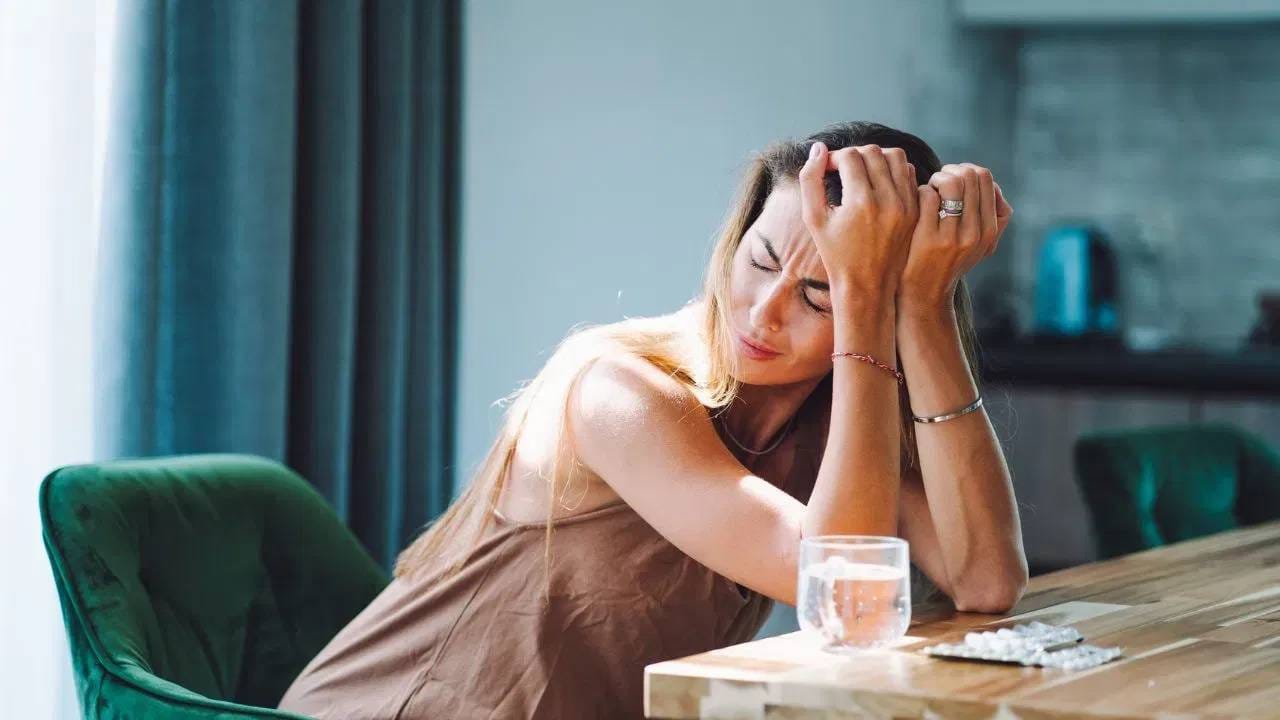 अचानक डोकेदुखी होण्याच्या समस्येत वाढ होत आहे. डोकेदुखी होण्याचे अनेक कारणे आहेत. त्यामधील एक म्हणजे नाश्ता टाळणे नाश्ता टाळल्याने डोकेदुखीची समस्या निर्माण होऊ शकते.