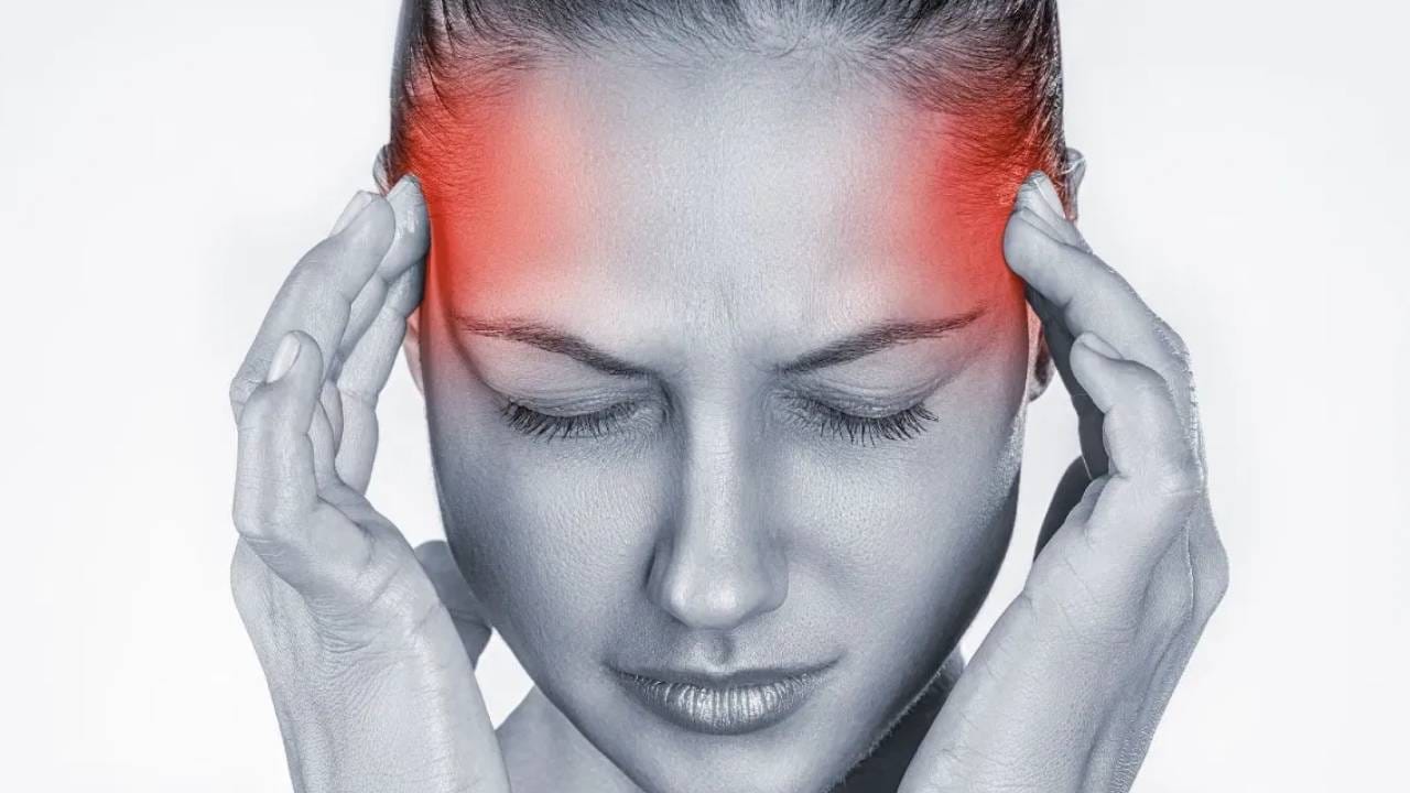 वजन कमी करण्याच्या प्रयत्नात उपवास करणे किंवा दीर्घकाळ उपाशी राहणे हे देखील डोकेदुखीचे एक प्रमुख कारण आहे. जेव्हा पोट रिकामे असते. 