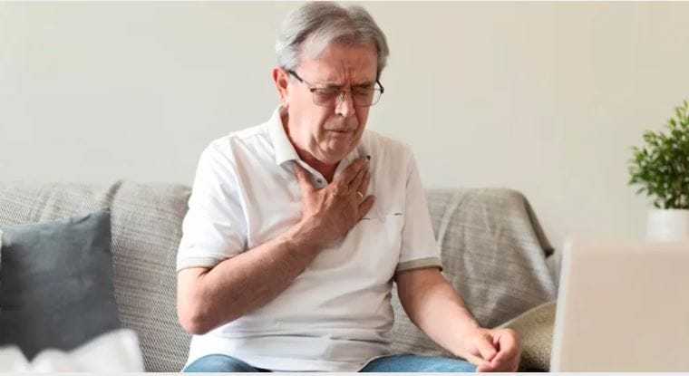 आजकाल हृदयविकाराचा झटका येण्याचे प्रमाण चांगलेच वाढले आहे. चुकीची दिनचर्या, अपुरी झोप, कामाचे प्रेशर यामुळे हार्ट अटॅकने मृत्यू होण्याचेही प्रमाण वाढले आहे. त्यामुळेच आता हृदयविकाराचा झटका येण्याची लक्षणं काय आहेत? ते जाणून घेऊ या...