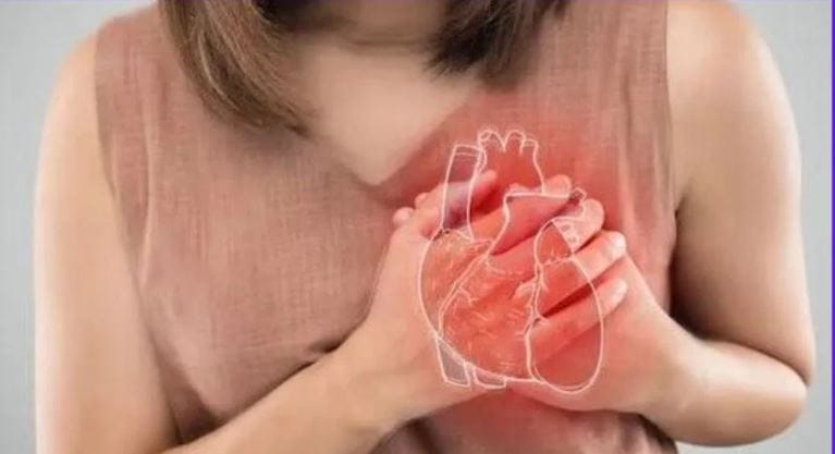 आजकाल हृदयविकारचा झटका येण्याआधी अनेक प्रकारची लक्षणं जाणवतात. तसं पाहायचं झालं तर अनेकदा हृदयविकार येण्याआधी अनेकांना लक्षणंदेखील जाणवत नाहीत. परंतु काही सामान्य लक्षणे दिसू लागल्यास दुर्लक्ष करू नये. तुमच्या शरीरात काही लक्षणं दिसत असतील तर वेळीच खबरदारी घ्यायला हवी.