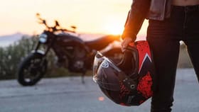 घरी जात असतानाच घात झाला... हेल्मेट चिरून... पुणे हादरलं.