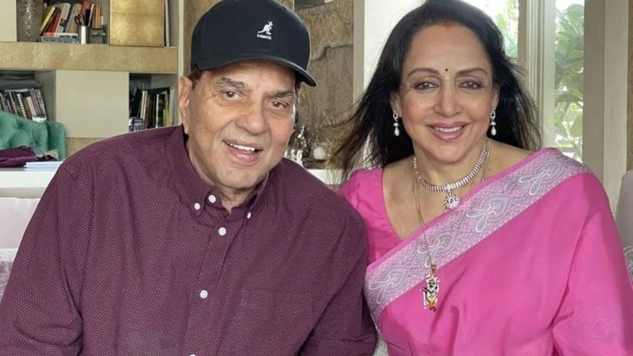 हेमा मालिनी यांनी स्वत: अनेक वर्षानंतर या बद्दल खुलासा केलाय. करिअरच्या सुरुवातीला त्या एका  हॉन्टेड हाउसमध्ये रहायच्या. तिथे त्यांच्यासोबत अजब गजब गोष्टी व्हायच्या. हेमा मालिनी यांनी 'हेमा मालिनी: बियॉन्ड द ड्रीम गर्ल' या पुस्तकातून भुताटकीने भरलेल्या या घराबद्दल खुलासा केला आहे. 